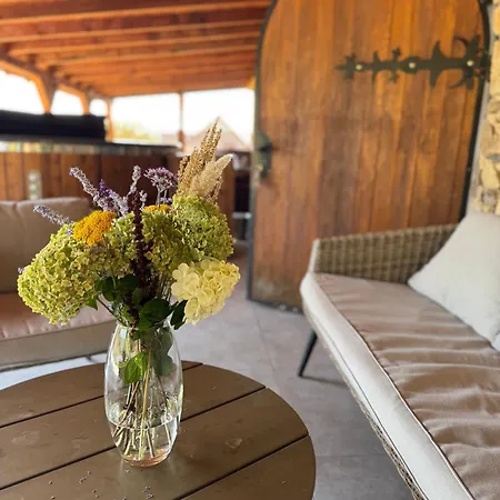 Essentia - Vinarsky Domcek S Vonkajsou Virivkou Apartment *